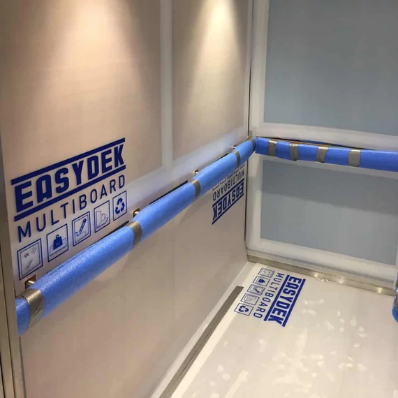 Fedőlemezzel védett lift belső